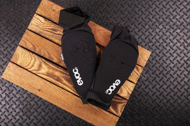 025 evoc elbow pads.jpg
